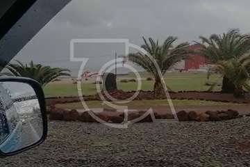 Un helicóptero del GES rescata a un surfista en apuros en aguas de Telde/TA.